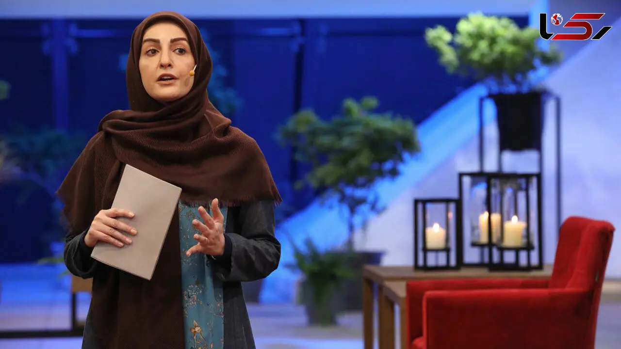 عکس یادگاری شقایق دهقانی در یک کافه شلوغ
