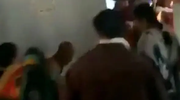 فیلم کتک کاری رمال شیطان صفت از سوی مادر یک دختر 14 ساله / 3 بار او را آزار داده بود 