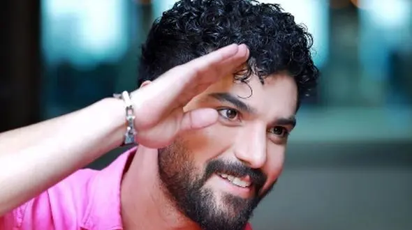 نگاهی به امضای شخصی سینا مهراد، بازیگر سریال «از یاد رفته» در حمایت از کودکان سرطانی/ زیبا و هنرمندانه