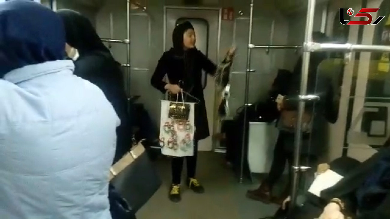 دستفروشی پسری با لباس دخترانه در واگن بانوان متروی تهران + فیلم