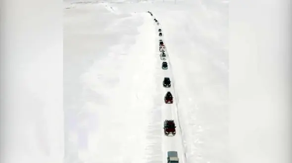 گیر افتادن گردشگران روسی در برف سنگین + فیلم