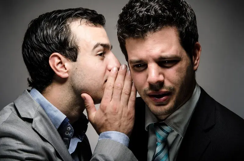 چرا یک خبر را دروغ می دانیم اما همان حرف را از آدم مورد اعتمادمان بشنویم، باور می کنیم؟