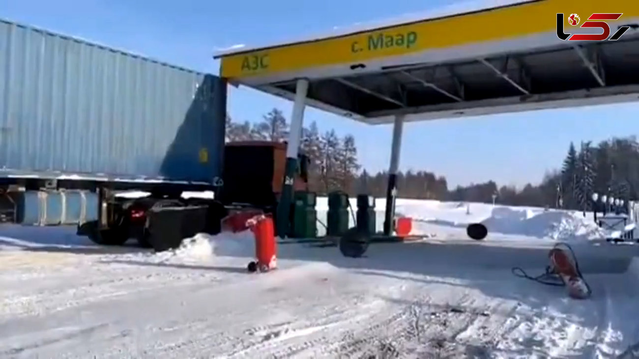فیلم / کامیون  پمپ بنزین را درنوردید !