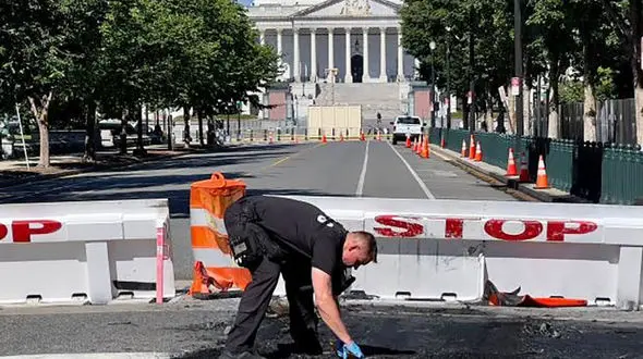 عکس اقدام انتحاری در بیرون ساختمان کنگره آمریکا