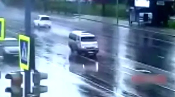 فیلم وحشتناک از تصادف ون / کودک به بیرون از پنجره پرتاب شد