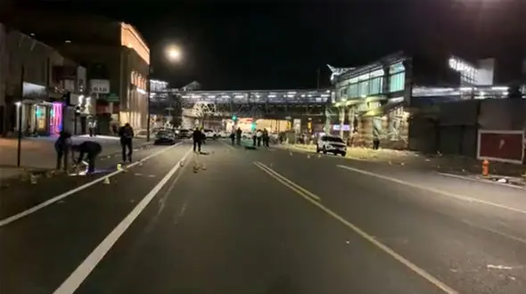 ببینید / شلیک ۴۰ گلوله به سمت مردم در خیابان / در آمریکا رخ داد