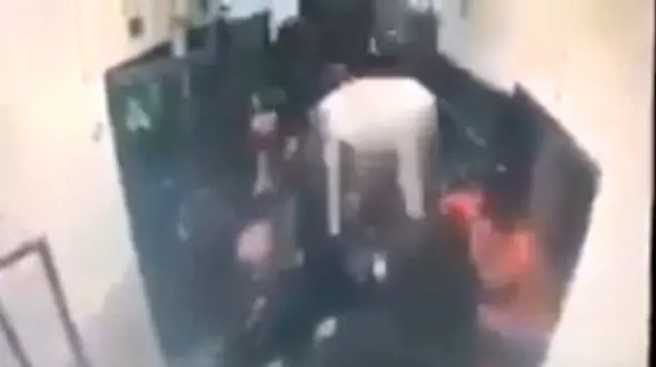 زندانیان فلسطینی اسرائیلی های هتاک را ادب کردند+فیلم