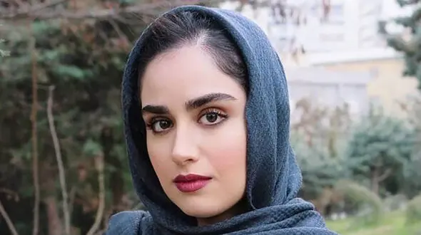 حجاب متفاوت خانم بازیگر ایرانی در ورزشگاه آزادی / او هم پرسپولیسی شد؟!