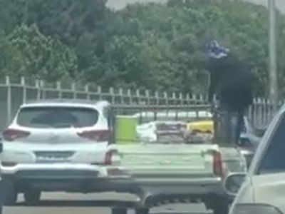 فیلم‌های خطرناک از زنان  روی سقف خودروها / یک چالش مرگبار در جاده‌ها برای معروف شدن !