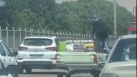 فیلم‌های خطرناک از زنان  روی سقف خودروها / یک چالش مرگبار در جاده‌ها برای معروف شدن !