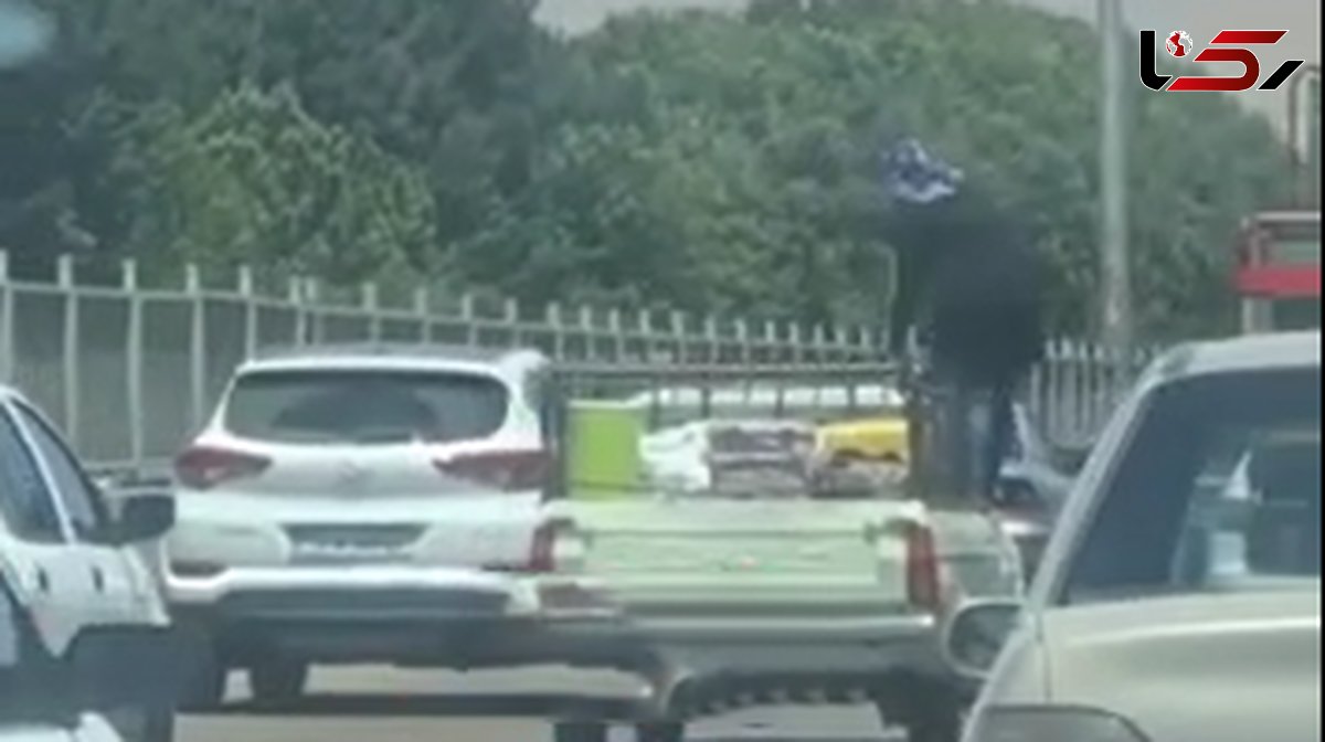  فیلم‌های خطرناک از زنان روی سقف خودروها / یک چالش مرگبار در جاده‌ها برای معروف شدن ! 