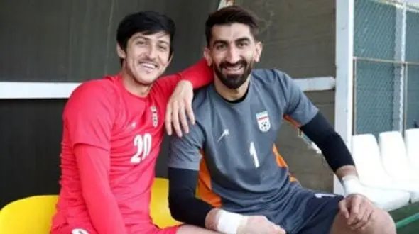 شوخی خنده‌دار سردار آزمون با دماغ علیرضا بیرانوند در برنامه زنده تلویزیونی؛ تو بخوای بینیتو عمل کنی باید پشت در اتاق عمل بنویسن کارگران مشغول کارَند!+ویدیو