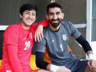 شوخی خنده‌دار سردار آزمون با دماغ علیرضا بیرانوند در برنامه زنده تلویزیونی؛ تو بخوای بینیتو عمل کنی باید پشت در اتاق عمل بنویسن کارگران مشغول کارَند!+ویدیو