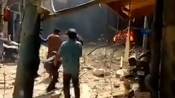 فیلم سقوط فاجعه بار از هواپیمای ایرباس لاهور - کراچی در منطقه مسکونی / خبرنگار ارشد نخستین قربانی معروف