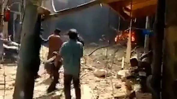 فیلم سقوط فاجعه بار از هواپیمای ایرباس لاهور - کراچی در منطقه مسکونی / خبرنگار ارشد نخستین قربانی معروف