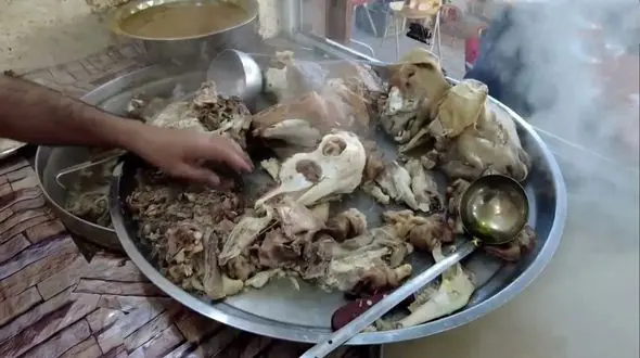 فیلم/ ببینید طباخی های عراقی چگونه کله پاچه طبخ می کنند! 