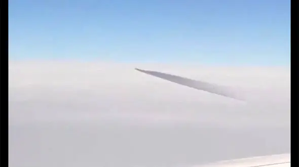 ببینید / وحست مسافران هواپیما از یک شی عجیب در آسمان/ پای آدم فضایی‌ ها در میان است؟ + فیلم