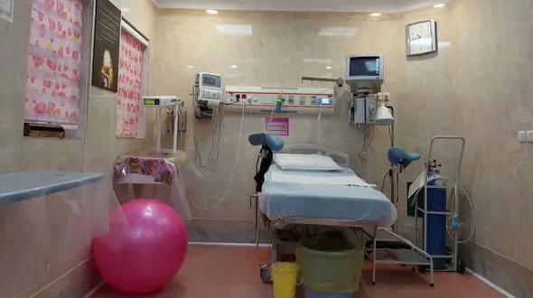 ورود با آرایش و لاک ناخن به اتاق زایمان ممنوع!