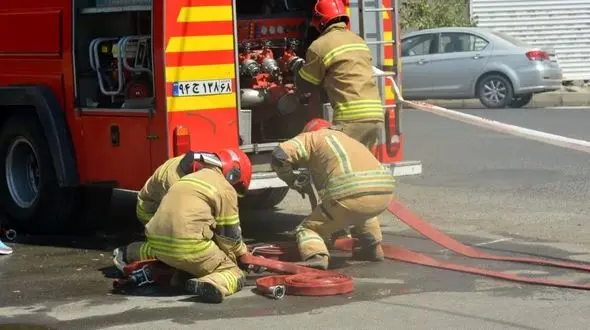 آتش سوزی ۲ دستگاه خودرو درون پارکینگ در میدان مرکزی کرمانشاه