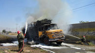 ببینید / اقدام باورنکردنی راننده کامیون؛ انتقال کامیون آتش گرفته به ایستگاه آتش‌نشانی!