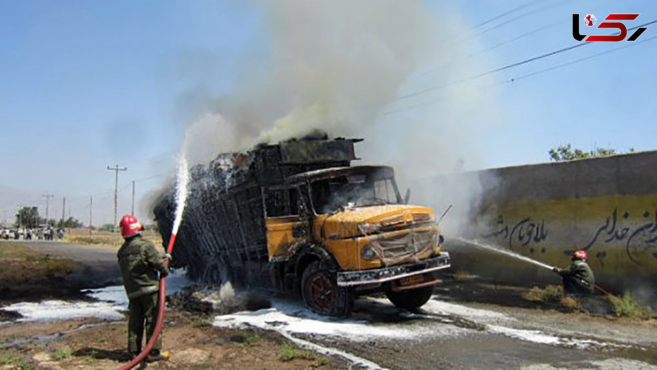 ببینید / اقدام باورنکردنی راننده کامیون؛ انتقال کامیون آتش گرفته به ایستگاه آتش‌نشانی!