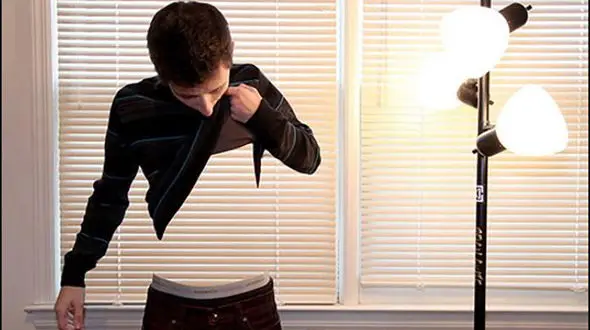 با استفاده از یک شیشه، نامرئی شوید! + فیلم