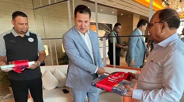 عذرخواهی هندی‌ها از نساجی/ هدایای درودگر به مدیرعامل بمبئی سیتی