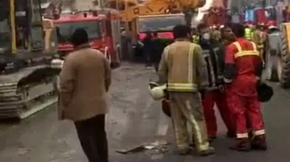 پذیرایی شهروندان از نیروهای امدادی و آتش نشانان در پلاسکو+فیلم