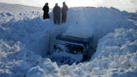 ببینید / دفن شدن نیسان آبی زیر برف سنگین