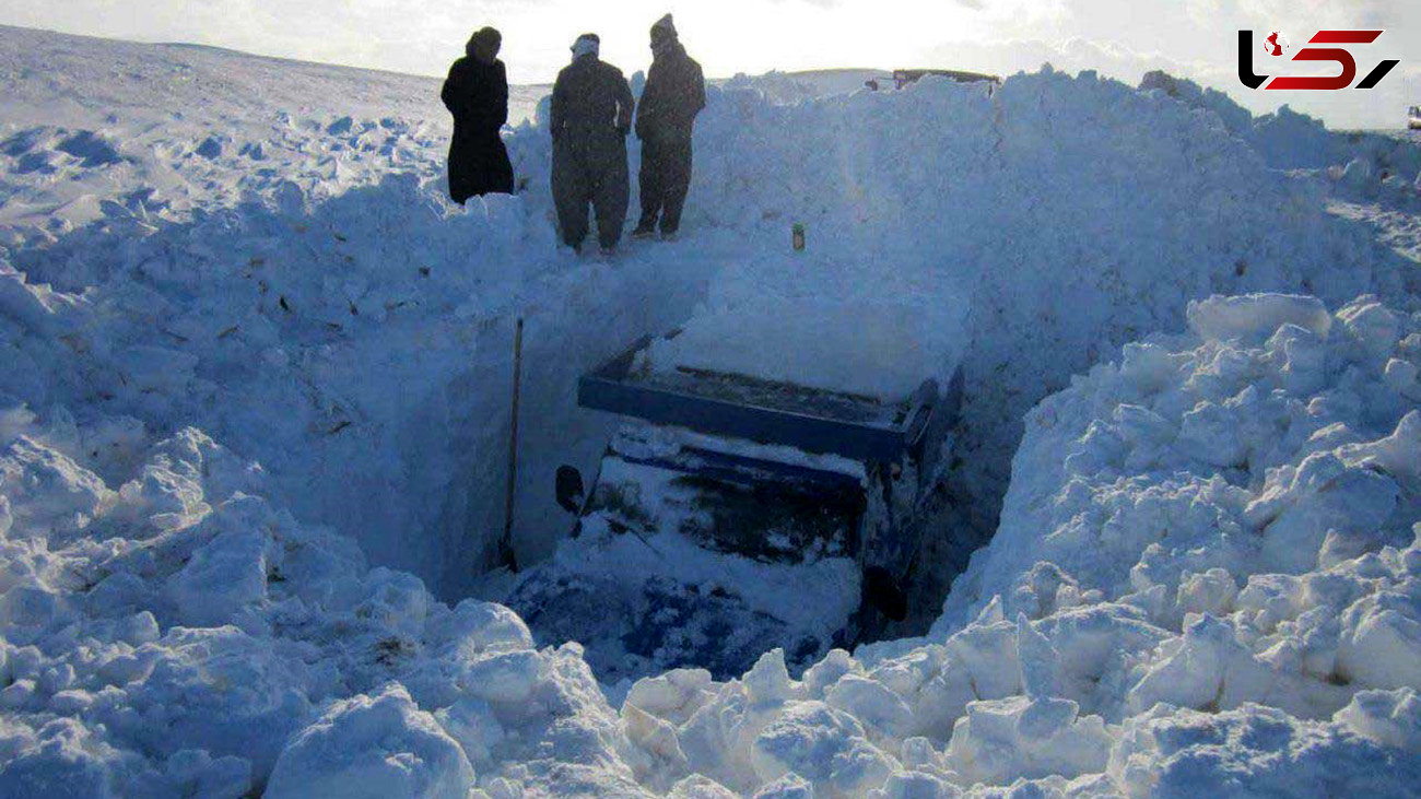ببینید / دفن شدن نیسان آبی زیر برف سنگین