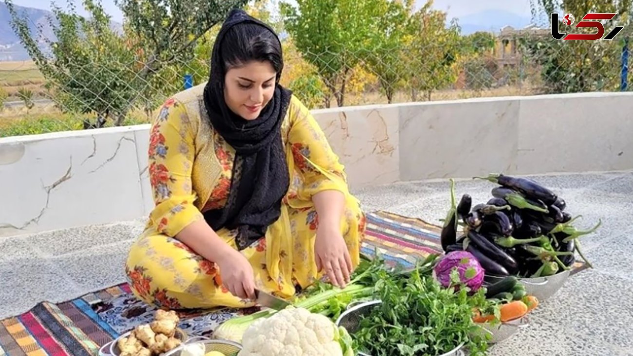 فیلم/ مهارت دختر روستایی کردستانی در آماده کردن ترشی؛ برداشت بادمجان از مزرعه