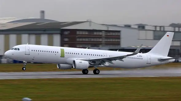  فرود اضطراری به دلیل سوراخ شدن محفظه موتور هواپیما 