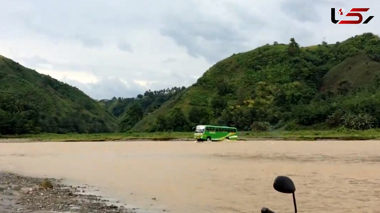 راننده سرویس مدرسه با اتوبوس پر از دانش آموز به رودخانه زد! + فیلم