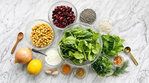 طرز تهیه آش ترش مازندرانی؛ آش محلی خوشمزه با رب انار و سبزی‌ های معطر