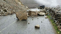 خطر ریزش سنگ در جاده چالوس / مسافران حاشیه جاده توقف نکنند!