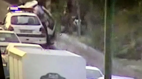 سقوط پراید در جوی آب بزرگراه لشگری دردسر ساز شد +عکس