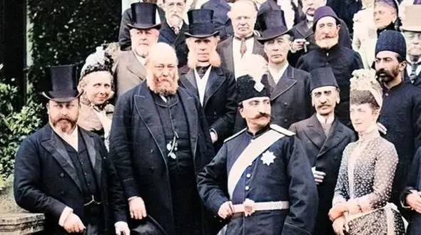 خاطرات ناصرالدین شاه: دختر بسیار خوشگلی دیدم وقتی دسته گل را به من داد من همینطور مات صورت این دختر شده نتوانستم راه بروم! آدم سفیه می‌شد