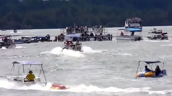 غرق شدن یک قایق بادبانی توریستی در سواحل سیسیل ایتالیا