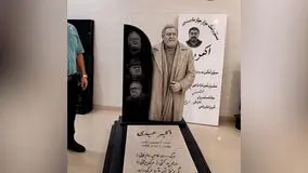 فیلم / سنگ قبر اکبر عبدی با مجسمه بازیگر ماندگار و شعر نوشته ای از مرگ / روحش شاد