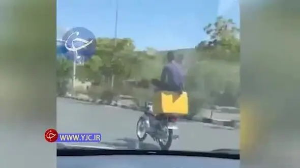 حرکت عجیب پیک موتوری در مشهد! + فیلم 