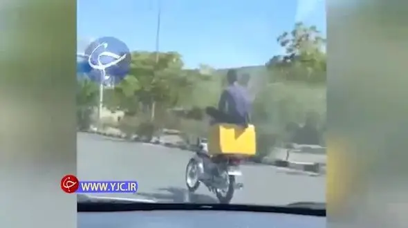 حرکت عجیب پیک موتوری در مشهد! + فیلم 