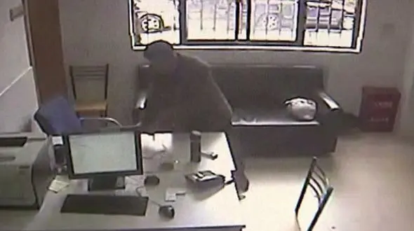 فیلم لحظه سرقت موبایل پلیس در کلانتری+فیلم