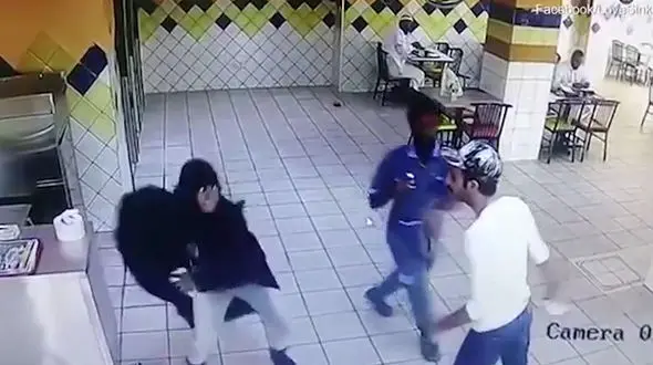 درگیری فیزیکی زن چادری با سر آشپز / او رستوران را بهم ریخت + فیلم و عکس