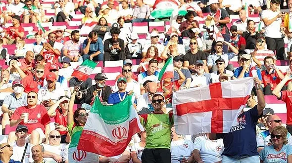 فیلم دعوای تماشاگران ایرانی و دختری با پرچم شیرخورشید  ! / از قطر مخابره شد !