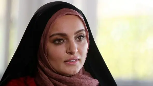 دیزاین میز تولد ساده و شیک نیلوفر پارسا، بیتای سریال آوای باران با کیک تولد خوشگل و کاراملی/خانم بازیگر شب تولدش عروس شد