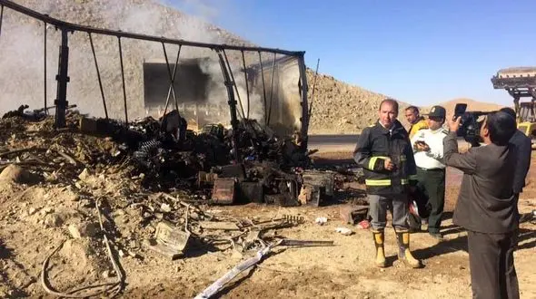 سوختن یک کامیون در محور قاین به آرین شهر + عکس