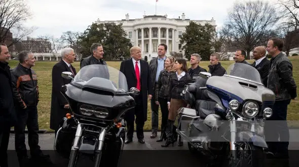 حرکت عجیب ترامپ در حیاط پشتی کاخ سفید + فیلم و تصاویر