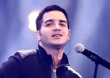 فیلم / محسن یگانه این چنین به نمایش پرچم بحرین در کنسرت شیراز واکنش نشان داد / اینجا ایران است اما..