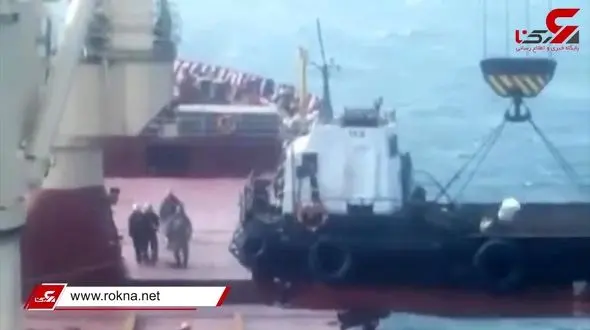 فیلم لحظه سقوط کشتی هنگام بارگیری به دریا / کابل های جرثقیل پاره شد 