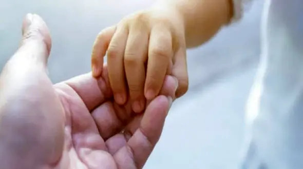 نجات جان کودک یک ساله توسط کارکنان داروخانه هلال احمر شیراز+فیلم